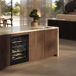 Integrierter Miele Weinkühlschrank in moderner Kücheninsel mit Holzfront und Natursteinplatte
