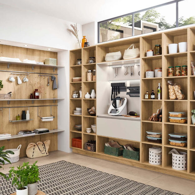 Offenes nobilia Stauraumkonzept in warmer Holzoptik – großzügige Regale und integrierte Arbeitsbereiche bieten maximale Übersicht und verbinden Funktionalität mit wohnlicher Atmosphäre.